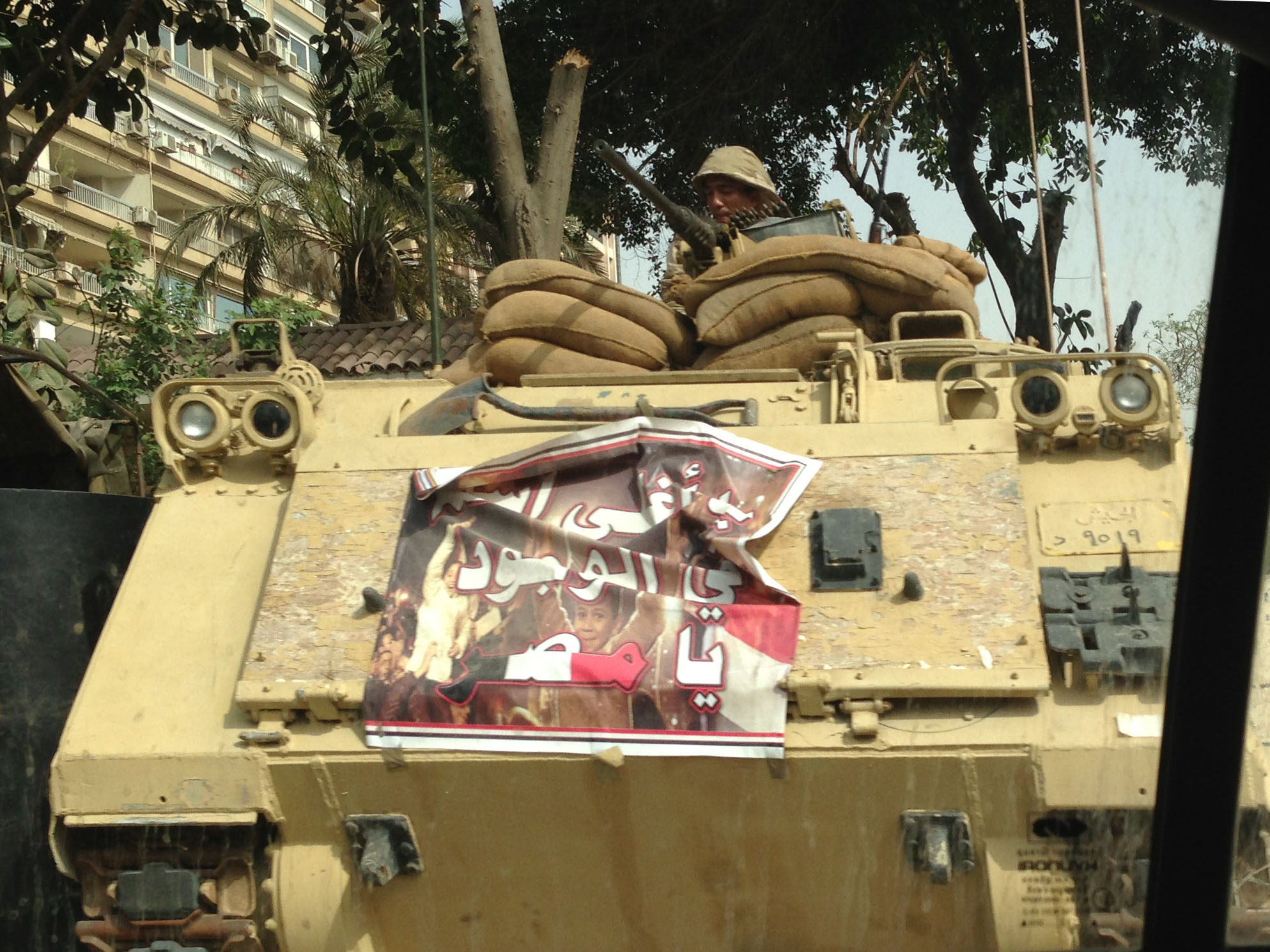 Propagandaplakat på en tanks ved det militære sjekkpunktet El Maadi/ Corniche, Cairo 2014.